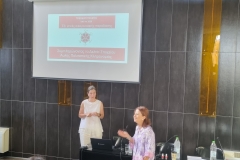 Παρασκευή, 28 Ιουλίου / απογευματινή συνεδρία: Εργαστήριο «Συμπληρώνοντας το Δελτίο Στοιχείου Άυλης Πολιτιστικής Κληρονομιάς». Εισαγωγή με θέμα την εμπειρία της εγγραφής του στοιχείου «Κεραμική Κουρτζή» στο Εθνικό Ευρετήριο Άυλης Πολιτιστικής Κληρονομιάς της Ελλάδας.   Εισηγήτρια: Ελπίδα Κουρτζή, κεραμίστρια, συντάκτρια του δελτίου για την εγγραφή της Κεραμικής Κουρτζή στο Εθνικό Ευρετήριο Άυλης Πολιτιστικής Κληρονομιάς της Ελλάδας. Συντονισμός εργαστηρίου: Έλενα Μπαζίνη, ΔΙΝΕΠΟΚ.