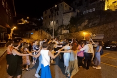 Κυριακή 23 Ιουλίου: Σπουδαστές και μέλη του χορευτικού συγκροτήματος της Λαογραφικής Εστίας Τρίπολης γιορτάζουν την έναρξη του Θερινού Σχολείου.