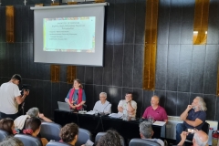 Σάββατο, 29 Ιουλίου / απογευματινή συνεδρία: «Δημιουργία δημόσιων δομών για τη διδασκαλία παραδοσιακών τεχνών και επαγγελμάτων. Μια ανοιχτή συζήτηση». Εισηγητές: Σταυρούλα-Βίλλυ Φωτοπούλου, Διευθύντρια Νεότερης Πολιτιστικής Κληρονομιάς, Αλέκος Φλωράκης, Εθνολόγος-Λαογράφος Δρ, Βασίλης Γκανιάτσας, Καθηγητής, Σχολή Αρχιτεκτόνων Ε.Μ.Π., Κώστας Δαμιανίδης, Αρχιτέκτονας Δρ, Μελετητής της ιστορίας της ξυλοναυπηγικής, Γιάννης Τσιαούσης, Πρόεδρος Κίνησης Πολιτών «Άνθη της Πέτρας».