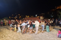 Σάββατο, 29 Ιουλίου: Μοραΐτικο γλέντι στον Άι Γιώργη Δημητσάνας με τη συμμετοχή των εκπαιδευόμενων του 5ου Εργαστηρίου Παραδοσιακής Τέχνης της Πέτρας, σπουδαστών/-τριών και εισηγητών/-τριών του 4ου Θερινού Σχολείου και κατοίκων της Δημητσάνας.