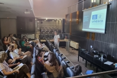 Δευτέρα, 24 Ιουλίου / πρωινή συνεδρία: «Η Σύμβαση για τη Διαφύλαξη της Άυλης Πολιτιστικής Κληρονομιάς». Εισήγηση του Γιάννη Ν. Δρίνη, Λαογράφου, Προϊσταμένου του Τμήματος Άυλης Πολιτιστικής Κληρονομιάς και Διαπολιτισμικών Θεμάτων της ΔΙΝΕΠΟΚ.