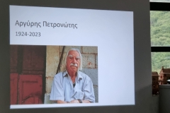 Σημαντική η απώλεια του Αργύρη Πετρονώτη και η απουσία του από το φετινό 5ο Εργαστήριο της Παραδοσιακής Τέχνης της Πέτρας στα Λαγκάδια Αρκαδίας.  Ο Αργύρης Πετρονώτης ως συνεργαζόμενος ερευνητής και συντονιστής του Επιστημονικού συμβουλίου των «Ανθέων της Πέτρας» αποτέλεσε τον στυλοβάτη της ερευνητικής δουλειάς του Σωματείου. Όλοι θα τον θυμόμαστε ως άοκνο πρωταγωνιστή και πολύτιμο δάσκαλο των εκπαιδευόμενων μαστόρων της πέτρας στα θερινά εργαστήρια.