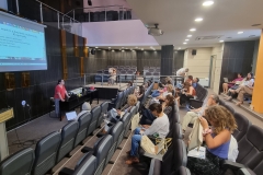 Τρίτη, 25 Ιουλίου / πρωινή συνεδρία: «Τι σημαίνει διαφύλαξη της ζωντανής κληρονομιάς;». Εισήγηση της Σταυρούλας-Βίλλυς Φωτοπούλου, Διευθύντριας Νεότερης Πολιτιστικής Κληρονομιάς.